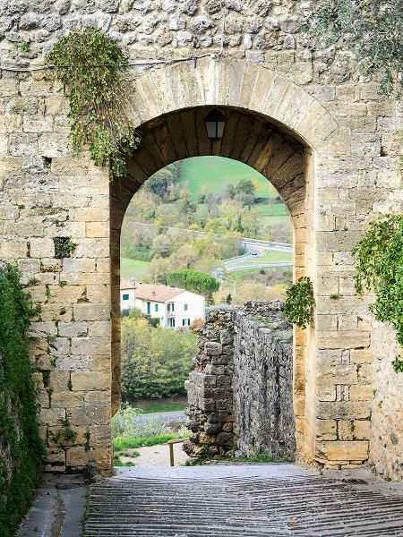 Eggers, Julie 아티스트의 Italy-Chianti-Monteriggioni Looking out an arched entrance into the walled town작품입니다.